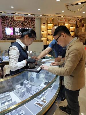 为消费者把关！莆田质检督导检查黄石工艺城各黄金珠宝首饰商场